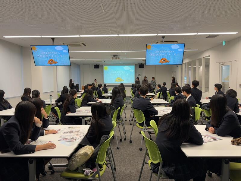 杏林大学の学生広報が大学の説明をしている様子